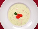 Kalte Senfgurkensuppe mit geräucherter Forelle - Rezept