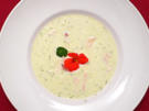 Kalte Senfgurkensuppe mit geräucherter Forelle - Rezept