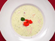 Kalte Senfgurkensuppe mit geräucherter Forelle - Rezept