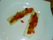 Gurkenschiffchen gefüllt mit Paprika - Rezept