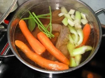 Rezept: kräftige Rindsuppe mit Fleisch Bild Nr. 4 kräftige Rindsuppe mit Fleisch - Rezept - Bild Nr. 4