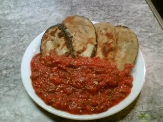 Auberginenscheiben mit Tomatenwürfeln - Rezept