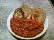 Auberginenscheiben mit Tomatenwürfeln - Rezept