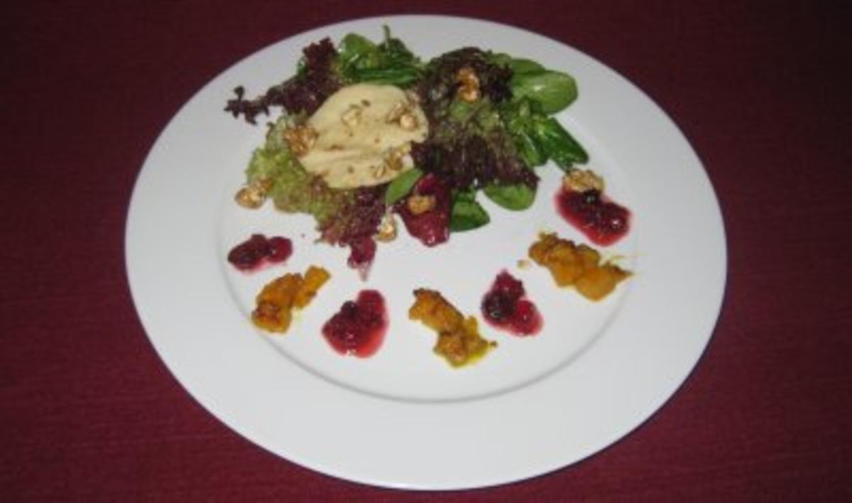 Bilder für Butternusskürbis und Popped Cranberries auf herbstlichem Blattsalat - Rezept