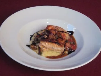 Langsam gebratener Lachs mit Apfelmousse, sautierten Pilzen und Tomatensalsa - Rezept