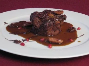 Karamell-Brot-Pudding mit Schokoladen-Chips und Karamellsoße - Rezept