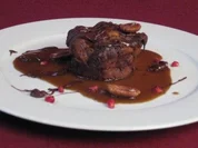 Karamell-Brot-Pudding mit Schokoladen-Chips und Karamellsoße - Rezept