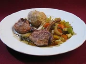 Spanferkelkotelett vom Schwarzen Kipferl mit Knödel und Schmorgemüse - Rezept