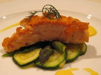 Gebratener Lachs auf grünem Gemüsesalat und Sauce Hollandaise - Rezept