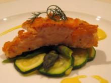 Gebratener Lachs auf grünem Gemüsesalat und Sauce Hollandaise - Rezept