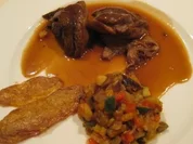 Lammstelzen mit Ratatouille und gebackenen Kartoffelschalen - Rezept