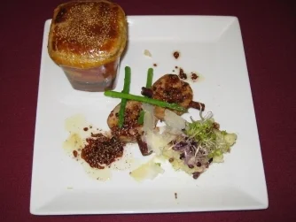 Schweinemedaillons auf Zimtspießen und Tomaten-Papaya-Gemüse - Rezept