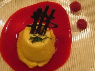 Rezept: Zitronen-Champagnermousse an Schokoladengitter auf Fruchtspiegel Zitronen-Champagnermousse an Schokoladengitter auf Fruchtspiegel - Rezept