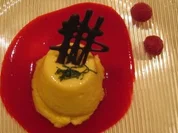 Rezept: Zitronen-Champagnermousse an Schokoladengitter auf Fruchtspiegel Zitronen-Champagnermousse an Schokoladengitter auf Fruchtspiegel - Rezept