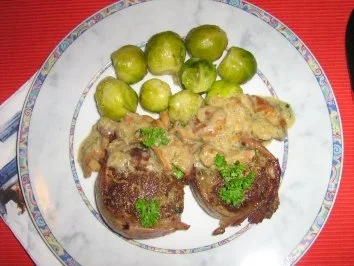 Rezept: Hackmedaillons in Pfifferlingsoße Hackmedaillons in Pfifferlingsoße - Rezept