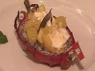 Drachenfrucht-Schiffchen mit flambierter Ananas und Mango - Rezept