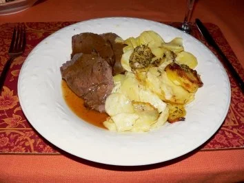 Rezept: Rinderbraten mit Kartoffelgrattin. Rinderbraten mit Kartoffelgrattin. - Rezept