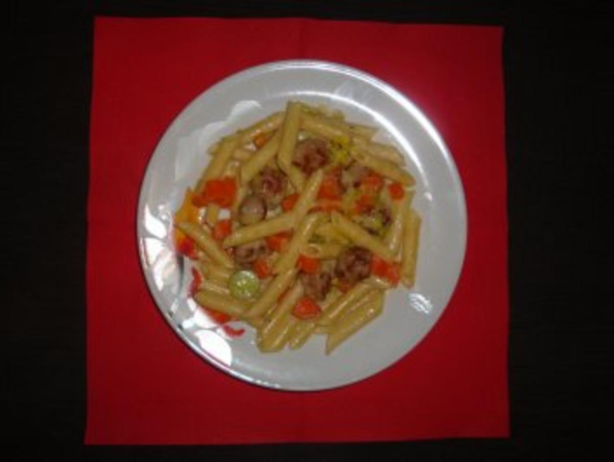 Karotten-Lauch-Pfanne mit Brätklößchen und Nudeln - Rezept - kochbar.de