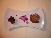 Tunfischtatar auf Spinatsalat mit geröstetem Schwarzbrot - Rezept