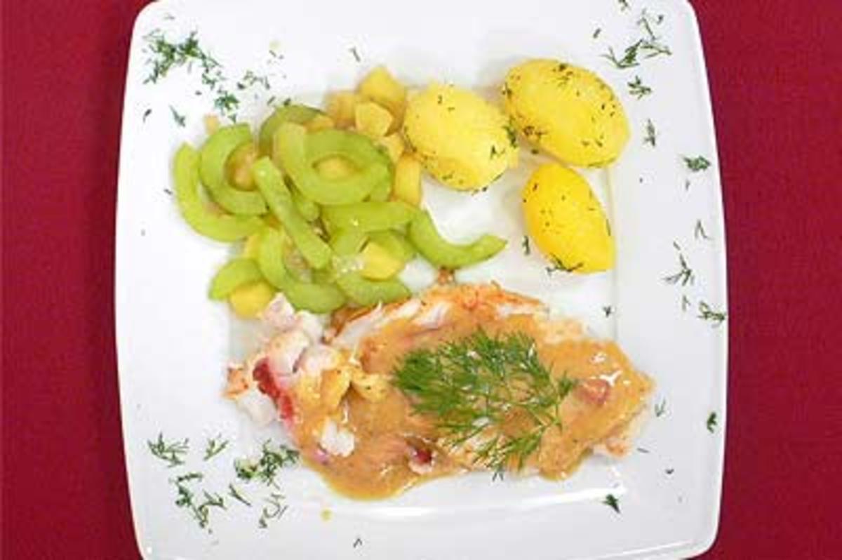 Gespickter Ostsee-Dorsch auf Apfel-Gurken-Gemüse und neuen Kartoffeln - Rezept