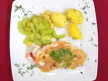 Gespickter Ostsee-Dorsch auf Apfel-Gurken-Gemüse und neuen Kartoffeln - Rezept