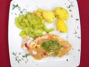 Gespickter Ostsee-Dorsch auf Apfel-Gurken-Gemüse und neuen Kartoffeln - Rezept