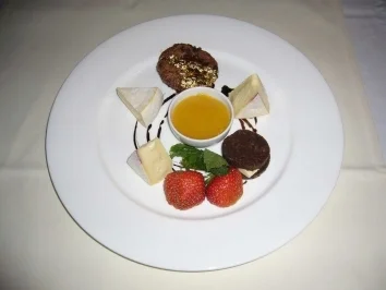 Rezept: Reblochon mit Orangensoße und Pumpernickeltörtchen Reblochon mit Orangensoße und Pumpernickeltörtchen - Rezept