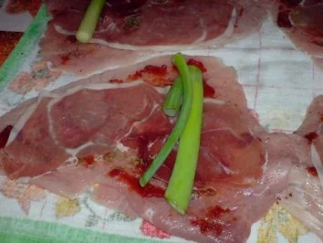 Rezept: Schweinerouladen mit Lauchzwiebeln und Speck gefüllt Bild Nr. 7 Schweinerouladen mit Lauchzwiebeln und Speck gefüllt - Rezept - Bild Nr. 7
