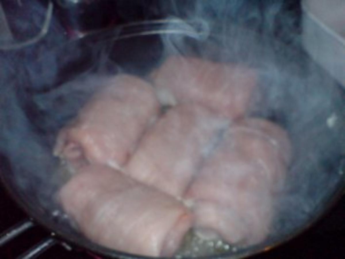 Schweinerouladen mit Lauchzwiebeln und Speck gefüllt - Rezept - Bild Nr. 9