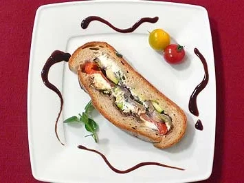 Rezept: Bauernbrot gefüllt mit Grillgemüse und Ziegenkäse Bauernbrot gefüllt mit Grillgemüse und Ziegenkäse - Rezept