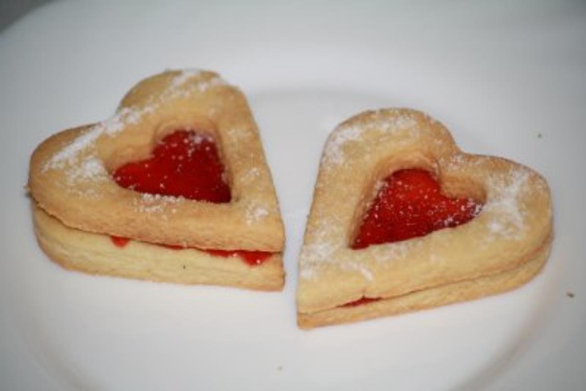 Butterplätzchen mit Erdbeerkonfitüre - Rezept - kochbar.de