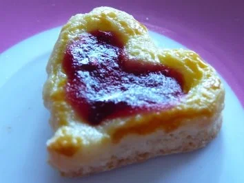 Rezept: Gelee-Herzen mit Marzipankranz Gelee-Herzen mit Marzipankranz - Rezept