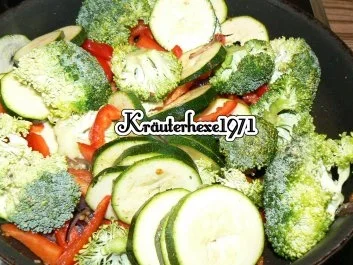 Lachsfilet versteckt sich im Gemüsebeet - Rezept - Bild Nr. 4