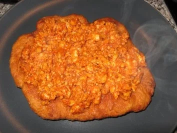 Dinkel-Langos mit Hähnchenhaschee und Knoblauchcreme - Rezept - Bild Nr. 2