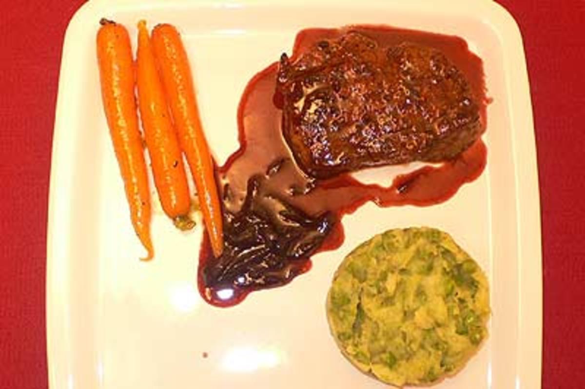 Angus-Steak mit Rotwein-Schalottensoße, Erbsenpüree und Möhren - Rezept