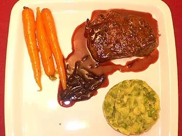Rezept: Angus-Steak mit Rotwein-Schalottensoße, Erbsenpüree und Möhren Angus-Steak mit Rotwein-Schalottensoße, Erbsenpüree und Möhren - Rezept