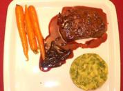 Angus-Steak mit Rotwein-Schalottensoße, Erbsenpüree und Möhren - Rezept