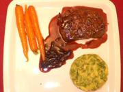 Angus-Steak mit Rotwein-Schalottensoße, Erbsenpüree und Möhren - Rezept