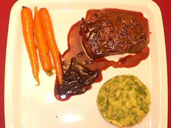 Angus-Steak mit Rotwein-Schalottensoße, Erbsenpüree und Möhren - Rezept ...