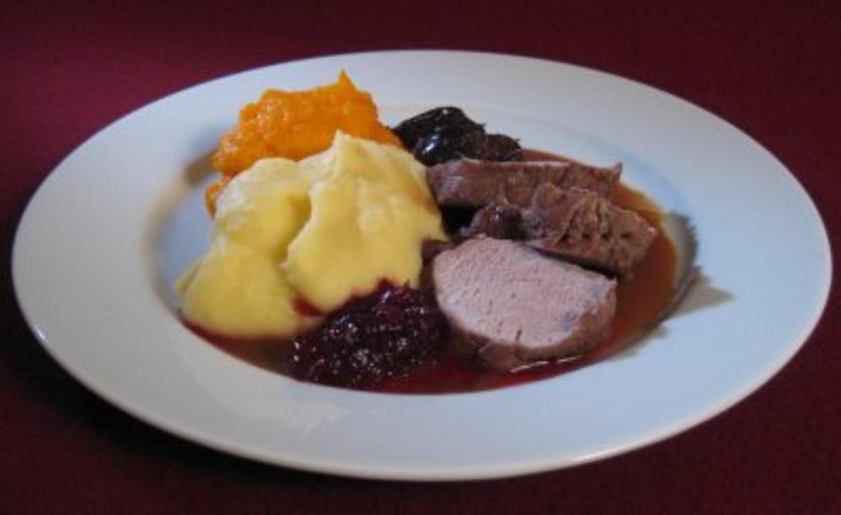 Schweinefilet gegart in Rotwein mit Backpflaumen, Äpfeln und zweierlei ...