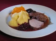 Schweinefilet gegart in Rotwein mit Backpflaumen, Äpfeln und zweierlei Püree - Rezept