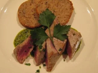 Thunfischfilet mit Salsa Verde, dazu frisches Brot - Rezept