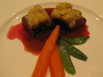 Rezept: Rehrücken im Kartoffel-Steinpilzmantel mit karamell. Babymöhrchen und Zuckerschoten Rehrücken im Kartoffel-Steinpilzmantel mit karamell. Babymöhrchen und Zuckerschoten - Rezept