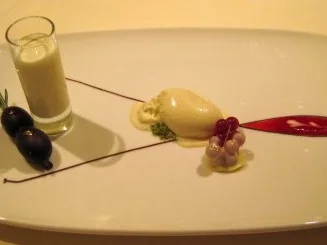 Schokolierte Trauben auf Rosmarinzweig an geeistem Schokoladen-Kokossüppchen und Honiggelati - Rezept