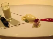 Schokolierte Trauben auf Rosmarinzweig an geeistem Schokoladen-Kokossüppchen und Honiggelati - Rezept