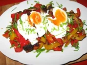 Buntes Gemüse  auf Steinofenbrot+ pochierte Eier - Rezept