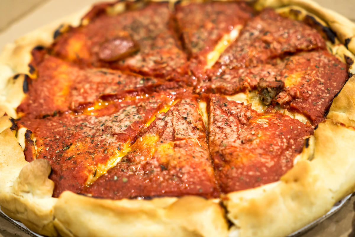Chicago Style Deep Dish Pizza -Chicagoans sind sehr stolz auf den tiefen Topf Pizza-die haben den erfunden - Rezept - Bild Nr. 3