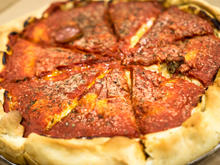 Chicago Style Deep Dish Pizza -Chicagoans sind sehr stolz auf den tiefen Topf Pizza-die haben den erfunden - Rezept - Bild Nr. 3