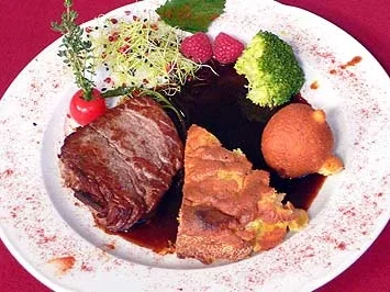 Rezept: Rinderfilet auf Cotes-du-Rhone-Soße und Kartoffel-Kuchen mit Himbeerfüllung Rinderfilet auf Cotes-du-Rhone-Soße und Kartoffel-Kuchen mit Himbeerfüllung - Rezept