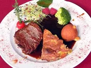 Rinderfilet auf Cotes-du-Rhone-Soße und Kartoffel-Kuchen mit Himbeerfüllung - Rezept
